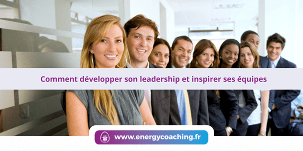 Equipe souriante grâce à un leader qui inspire l'équipe