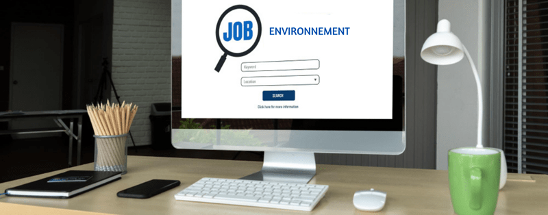 Bureau avec un ordinateur affichant 'Environnement', représentant les recherches d'emploi dans l'environnement