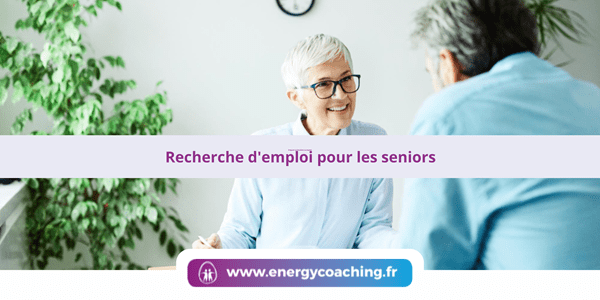 Femme qui fait une recherche d'emploi pour seniors