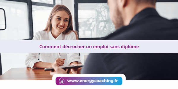 Deux personnes en entretien pour décrocher un emploi sans diplôme