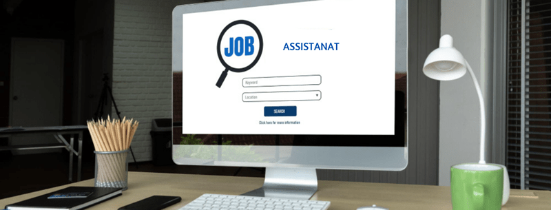 Bureau avec un ordinateur affichant 'Assistanat', représentant les recherches d'emploi dans le secteur de l'assistanat