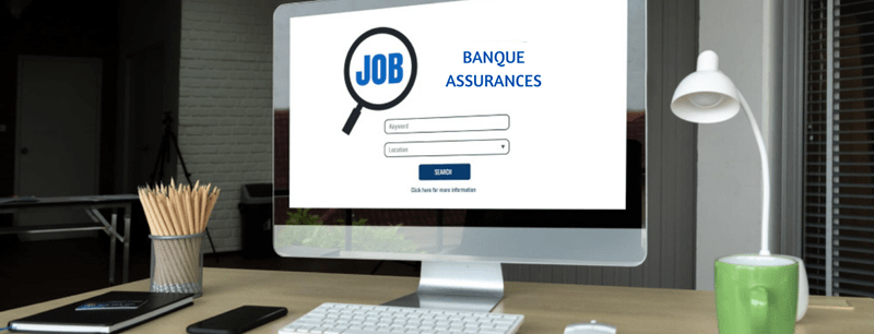 Bureau avec un ordinateur affichant 'Banque Assurances', représentant les recherches d'emploi dans le secteur de la banque et des assurances