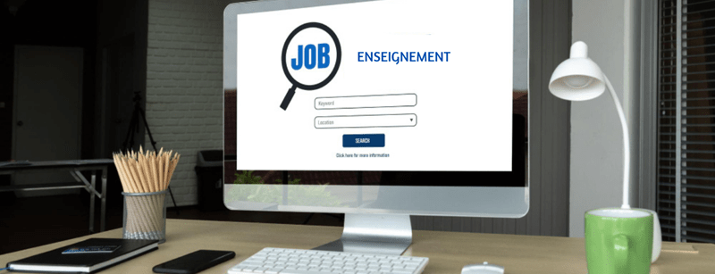 Bureau avec un ordinateur affichant 'Enseignement', représentant les recherches d'emploi dans l'enseignement