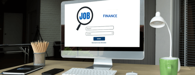 Bureau avec un ordinateur affichant 'Finance', représentant les recherches d'emploi dans le secteur de la finance