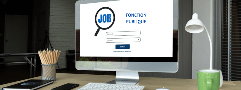 Bureau avec un ordinateur affichant 'Fonction publique', représentant les recherches d'emploi dans la fonction publique