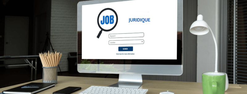 Bureau avec un ordinateur affichant 'Juridique', représentant les recherches d'emploi dans le secteur du juridique