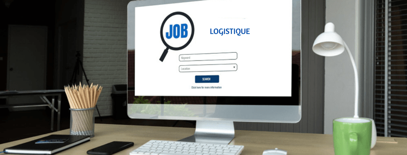 Bureau avec un ordinateur affichant 'Logistique', représentant les recherches d'emploi dans le secteur de la logistique