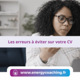 Jeune femme découvre les erreurs à éviter sur votre CV