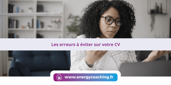 Jeune femme découvre les erreurs à éviter sur votre CV