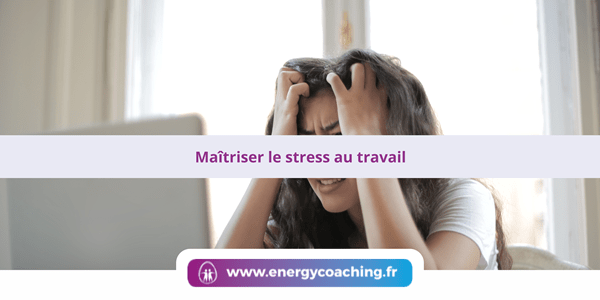 Femme se tenant la tête pour Maîtriser le stress au travail