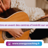 Personne qui joue de la guitare pour Mettre en avant des centres d'intérêt sur un CV