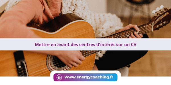 Personne qui joue de la guitare pour Mettre en avant des centres d'intérêt sur un CV